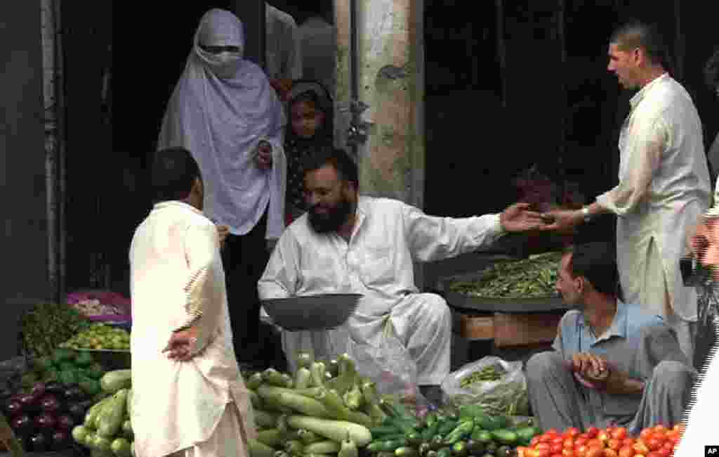 سوات کے مرکزی شہر مینگورہ کے ایک بازار میں تازہ سبزیاں فروخت کی جارہی ہیں.