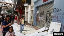 Tư liệu: Một cửa hiệu bị đập phá tại trung tâm mua sắm Causeway Bay, Hong Kong, ngày 8/10/2019. REUTERS/Susana Vera/File Photo