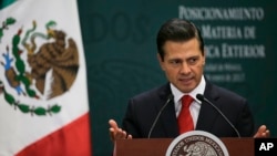 Tổng thống Mexico Enrique Peña Nieto phát biểu trong một cuộc họp báo tại dinh tổng thống Los Pinos ở Mexico, 23/1/2017.