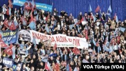 İYİ Parti, Ankara Atatürk Spor Salonu’nda bugünkü 7’nci kuruluş yıldönümü kutlamasını iptal etmedi. Kutlamada sadece “yedi bölge” temalı folklor gösterisinden vazgeçildi, parti şarkıları salonda çalındı.