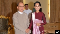 Lãnh tụ đối lập Myanmar Aung San Suu Kyi gặp Tổng thống Myanmar Thein Sein tại Dinh tổng thống ở Naypyitaw, Myanmar, ngày 2/12/2015.