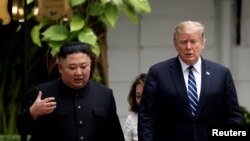 Lãnh đạo Triều Tiên Kim Jong Un và Tổng thống Hoa Kỳ Donald Trump trong cuộc gặp thượng đỉnh lần hai tại Hà Nội tháng 2, 2019. 