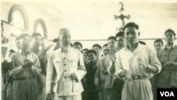 Ông Đoàn Sự (hàng đầu bên phải) và Hồ Chí Minh tại Bắc Kinh năm 1957. Ảnh do Đại tá Đoàn Sự cung cấp.