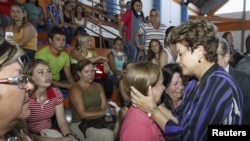 Tổng thống Brazil Dilma Rousseff an ủi gia đình các nạn nhân vụ hỏa hoạn tại Santa Maria, ngày 27/1/2013.