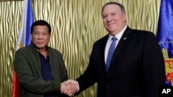 TT Philippines Rodrigo Duterte, trái, bắt tay Bộ trưởng Ngoại giao Mỹ Mike Pompeo tại căn cứ không quân Villamor ở Pasay, ngày 28/2/2019. Pompeo để bàn về quan hệ song phương và hiệp ước phòng thủ hỗ tương.