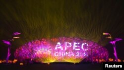 Màn hình với biểu tượng APEC trên sân vận động quốc gia "Tổ Chim" trong buổi tập dượt đèn và pháo hoa chuẩn bị cho Hội nghị thượng đỉnh APEC sắp tới ở Bắc Kinh, ngày 4/11/2014.