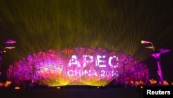 Một màn hình hiển thị logo APEC ở Sân vận động Quốc gia trong một buổi tổng duyệt cho hội nghị APEC ở Bắc Kinh 4/11/ 2014. 