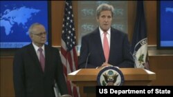 Ngoại trưởng Mỹ John Kerry và Đại sứ lưu động của Hoa Kỳ đặc trách Tự do Tôn giáo Quốc tế David Saperstein công bố phúc trình về Tự do Tôn giáo Quốc tế năm 2014 tại Bộ Ngoại giao Hoa Kỳ (Ảnh: state.gov)