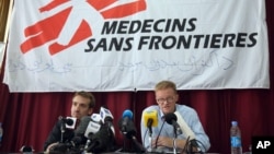 Tổng giám đốc của tổ chức Y sĩ Không biên giới (MSF) Christopher Stokes (phải) trong một cuộc họp báo tại văn phòng của họ ở Kabul, Afghanistan ngày 8/10/2015.