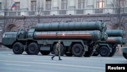 Moskova'da bir Rus askeri, S-400 hava savunma sisteminin yanından geçiyor