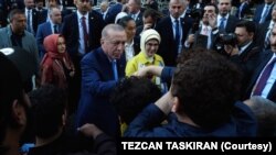 Cumhurbaşkanı Erdoğan ve beraberindeki heyet daha sonra Türkevi’ne giriş yaptı. Erdoğan, Türkevi önünde kendisini karşılayan vatandaşlarla el sıkışıp kısa bir süre sohbet etti.