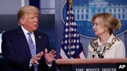 Tổng thống Hoa Kỳ Donald Trump và bác sĩ Deborah Birx, thành viên của lực lượng chuyên trách về phòng chống Covid-19 của Tổng thống.