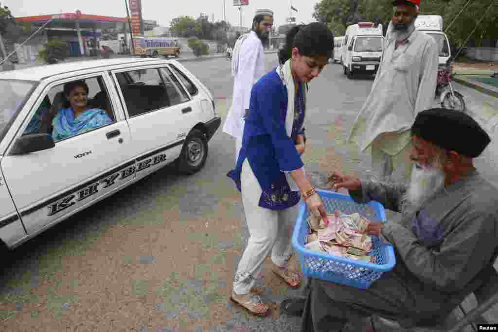 انہیں جمعہ کی شام طبیعت انتہائی خراب ہونے پر وینٹی لیٹر پر منتقل کیا گیا تھا