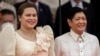 Phó Tổng thống Sara Duterte (trái) và Tổng thống Ferdinand "Bongbong" Marcos Jr. khi mới đắc cử trong buổi lễ nhậm chức tại Bảo tàng Quốc gia ở Manila, Philippines, ngày 30/6/2022.