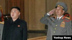 Nhà lãnh đạo Bắc Triều Tiên Kim Jong Un (trái) nhận món quà sinh nhật không mong muốn là chương trình phát thanh qua loa phóng thanh từ phía Nam Triều Tiên.