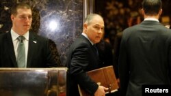 Ông Scott Pruitt, Chưởng lý bang Oklahoma, đến gặp Tổng thống đắc cử Donald Trump tại tháp Trump ở New York, 7/12/2016.