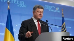 Tổng thống Ukraine Petro Poroshenko nói chuyện tại một cuộc họp báo ở Kiyv