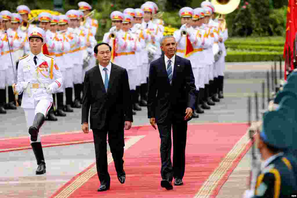 Tổng thống Mỹ Barack Obama và Chủ tịch nước Việt Nam Trần Đại Quang duyệt hàng quân danh dự tại Hà Nội, ngày 23/5/2016.