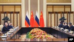 Chủ tịch Trung Quốc Tập Cận Bình (thứ nhất bên phải) và Tỗng thống Nga Vladimir Putin (thứ nhất bên trái) hội đàm tại Bắc Kinh ngày 4/2. Bộ Ngoại giao Nga và Trung Quốc vừa lên án các biện pháp trừng phạt của phương Tây lên Moscow vì cuộc xâm lược của Nga ở Ukraine.