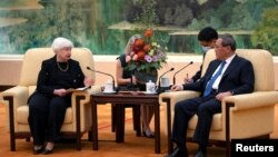 Bộ trưởng Tài chính Hoa Kỳ Janet Yellen và Thủ tướng Trung Quốc Lý Cường, ngày 7/7/2023.