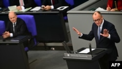 Almanya Başbakanı Olaf Scholz (solda) ve en güçlü rakibi, muhalefetteki Birlik Partileri CDU/CSU'nun başbakan adayı Friedrich Merz (sağda).