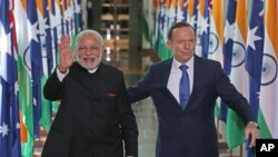 Thủ tướng Ấn Độ Narendra Modi và Thủ tướng Australia Tony Abbott rời khỏi Hạ viện tại Tòa nhà Quốc hội ở thủ đô Canberra, ngày 18/11/2014.