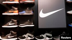 Giày thể thao Nike trong một cửa hàng ở New York. Chuỗi cung ứng của hãng giày thể thao hàng đầu của Mỹ đứng trước nguy cơ gián đoạn vì các nhà máy của họ ở Việt Nam bị tạm đóng cửa.