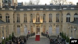 13 Aralık 2024 - Gazeteciler ve konuklar, Paris'teki Hotel Matignon'da görevden ayrılan Başbakan Michel Barnier ile halefi ve Demokratik Hareket (MoDem) partisi Başkanı François Bayrou arasındaki devir teslim töreni öncesinde avluda bekliyor.