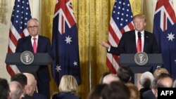 Thủ tướng Úc Malcolm Turnbull (trái) và Tổng Thống Mỹ Donald Trump tại một cuộc họp báo chung ở Tòa Bạch Ốc, Washington, ngày 23/2/2018. AFP PHOTO / SAUL LOEB