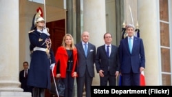 Ngoại trưởng Mỹ John Kerry, Tổng thống Pháp Hollande, Ngoại trưởng Pháp Laurent Fabius, và Đại sứ Mỹ tại Pháp, bà Jane Hartley phía trước Điện Elysees, ngày 17 tháng 11, 2015.