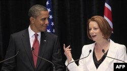 Tổng thống Hoa Kỳ Barack Obama và Thủ tướng Australia Julia Gillard trong một cuộc họp báo chung ở Canberra, Australia, ngày 16 tháng 11, 2011. Các nhà lãnh đạo Hoa Kỳ và Australia đã loan báo một thỏa thuận duy trì các lực lượng của Hoa Kỳ trên lãnh thổ 