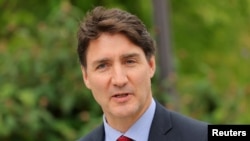 Thủ tướng Justin Trudeau, cố gắng giảm số lượng thường trú nhân tạm thời - và có thể là cả di dân. Di dân bị xem là nguyên nhân gây ra tình trạng thiếu hụt và đẩy giá nhà lên cao.