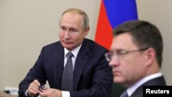 TT Nga Vladimir Putin và Bộ trưởng Năng lượng r Alexander Novak dự lễ khánh thành Đường Ông dẫn khí đốt tử Siberia sang China qua liên kết video ở Sochi, ngày 2/12/2019. 