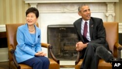 Tổng thống Nam Triều Tiên Park Geun-hye (trái) hội kiến Tổng thống Mỹ Barack Obama tại Tòa Bạch Ốc ngày 16/1/2015.