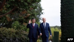 Tổng thống Hoa Kỳ Joe Biden đi cùng nhà lãnh đạo Trung Quốc Tập Cận Bình sau một cuộc họp tại Woodside, California, ngày 15/11/2023 trong thời gian tham dự hội nghị thượng đỉnh của diễn đàn Hợp tác Kinh tế Châu Á-Thái Bình Dương (APEC). 