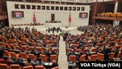 AK Parti’de "etki ajanlığı" düzenlemesinin geri çekilmesine dair tartışmalar sürerken, MHP'nin düzenlemenin yasalaşmasında ısrarcı olduğu öne sürülüyor.
