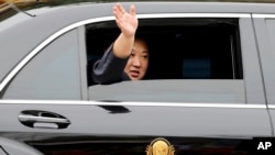 Chủ tịch Kim Jong Un trên chiếc xe hơi hiệu Mercedes.