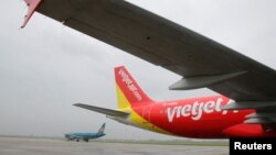 Một chiếc VietJet A320 chuẩn bị khởi hành đi Bangkok từ sân bay quốc tế Nội Bài, Hà Nội. (Ảnh tư liệu)