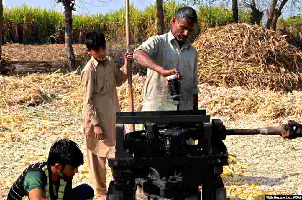 گنے کا رس نکالنے کے لیے پیٹرول، ڈیزل یا پھر بجلی سے چلنے والی مشین استعمال کی جاتی ہے۔