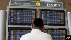 Màn hình hiển thị nhiều chuyến bay bị hủy hoặc hoãn ở sân bay Quốc tế Ben Gurion, 23/7/2014.