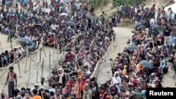 Người tị nạn Rohingya xếp hàng chờ cứu trợ tại Cox's Bazar, Bangladesh, ngày 26/10/2017. REUTERS/Cathal McNaughton 