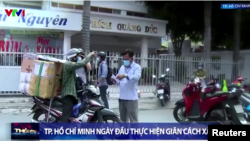 Tp. Hồ Chí Minh ngày đầu thực hiện giãn cách xã hội, 9/7/2021. Photo VTV1 via Reuters