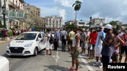 Biểu tình chống và ủng hộ chính phủ bên ngoài Tòa nhà Capitol tại Havana, Cuba, ngày 11/7/2021. 