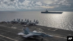 Một chiếc F/A-18E Super Hornet đáp xuống mẫu hạm USS Ronald Reagan (CVN 76), trong khi USS Nimitz (CVN 68) vận hành song song tại Biển Đông. Hình minh họa, 6 tháng Bảy, 2020. (Mass Communication Specialist 2nd Class Samantha Jetzer/U.S. Navy via AP)