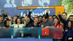 Mark Zuckerberg, người sáng lập Facebook rung chuông mở cửa phiên giao dịch thị trường chứng khoán NASDAQ hôm 18/5/12, từ trụ sở ở Menlo Park, tiểu bang California