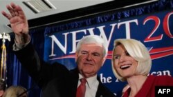 Cựu Chủ tịch Hạ Viện Newt Gingrich và vợ chào đám đông sau thắng lợi ở South Carolina, 21/1/2012