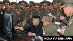 Lãnh tụ Triều Tiên Kim Jong Un giám sát qua máy tính một cuộc tập trận (ảnh tư liệu do KCNA công bố tháng 4/2014)