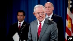 Bộ trưởng Tư pháp Jeff Sessions, phát biểu trong cuộc họp báo tại Bộ Tư pháp ở Washington, ngày 4 tháng 8, 2017.