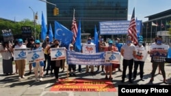 Người biểu tình Uighur tuần hành trước trụ sở LHQ ở New York ngày 28/8/2020 để đồng hành với cộng đồng Uighur ở Tân Cương. (Photo courtesy of Salih Hudayar)