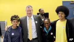 Thị trưởng tân cử Bill de Blasio chụp cùng gia đình tại một địa điểm bầu cử, 5/11/2013, tại khu Park Slope, quận Brooklyn, New York